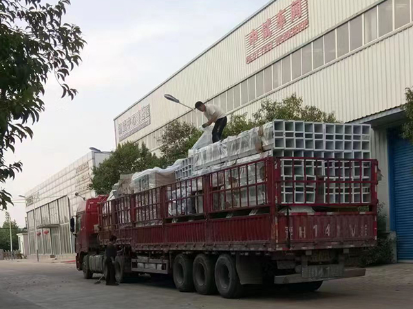 日產(chǎn)300噸<a href=http://m.duomicrm.com/product/ target=_blank class=infotextkey>玉米深加工設(shè)備</a>發(fā)貨現(xiàn)場